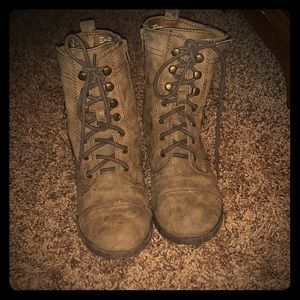 Laced up winter heeled boots